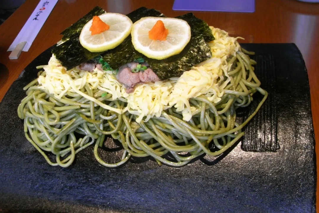たかせ的瓦そば盛在黑色瓦片上