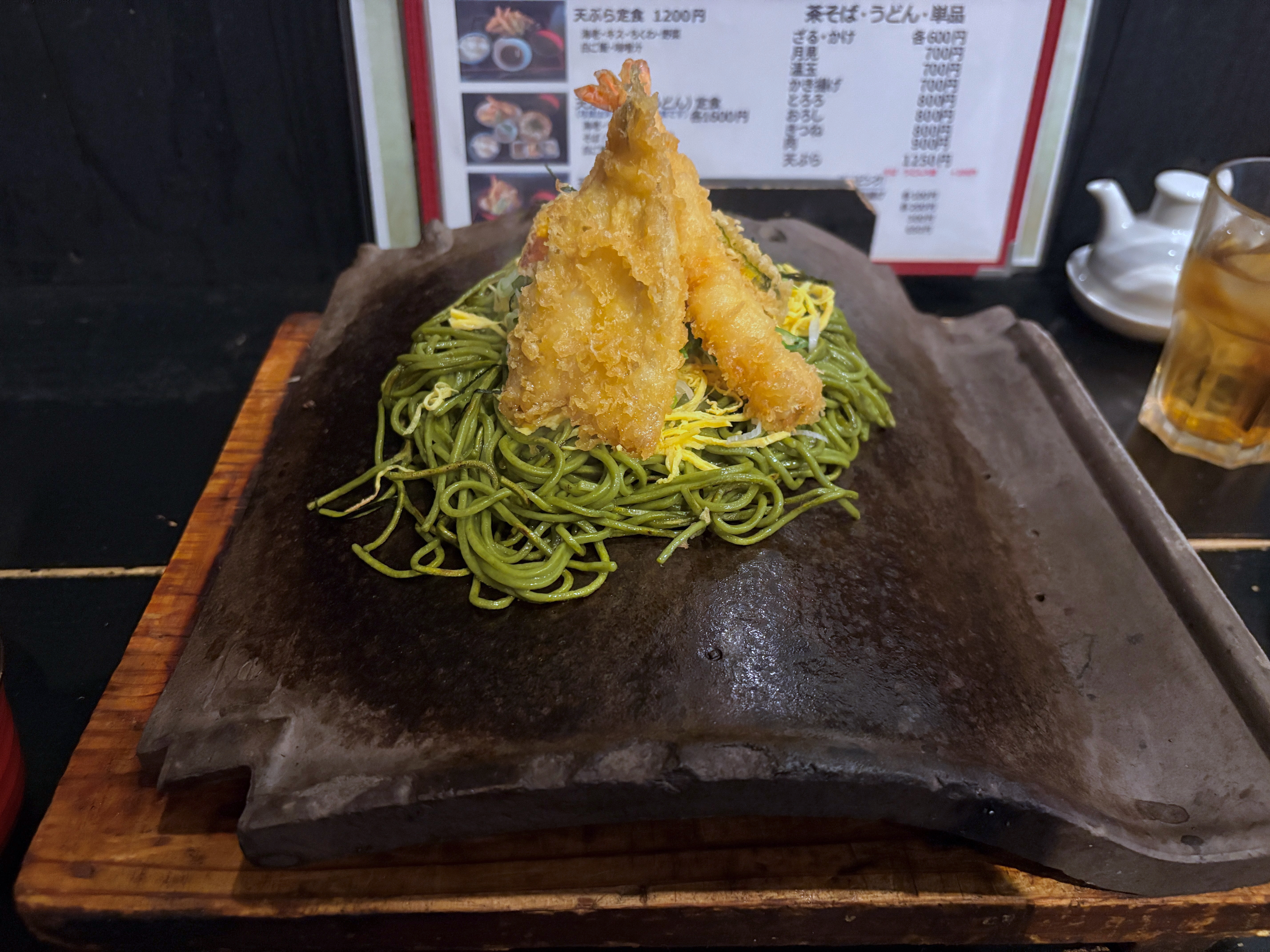 燒熱瓦片上的茶蕎麥麵搭配天婦羅