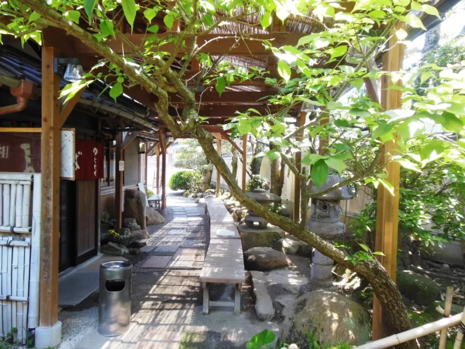 川棚溫泉旅館的傳統庭園迴廊