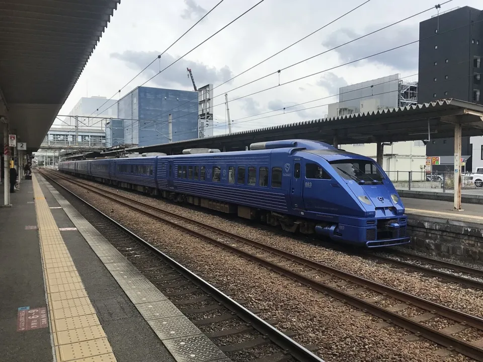 JR九州特急列車停靠月台