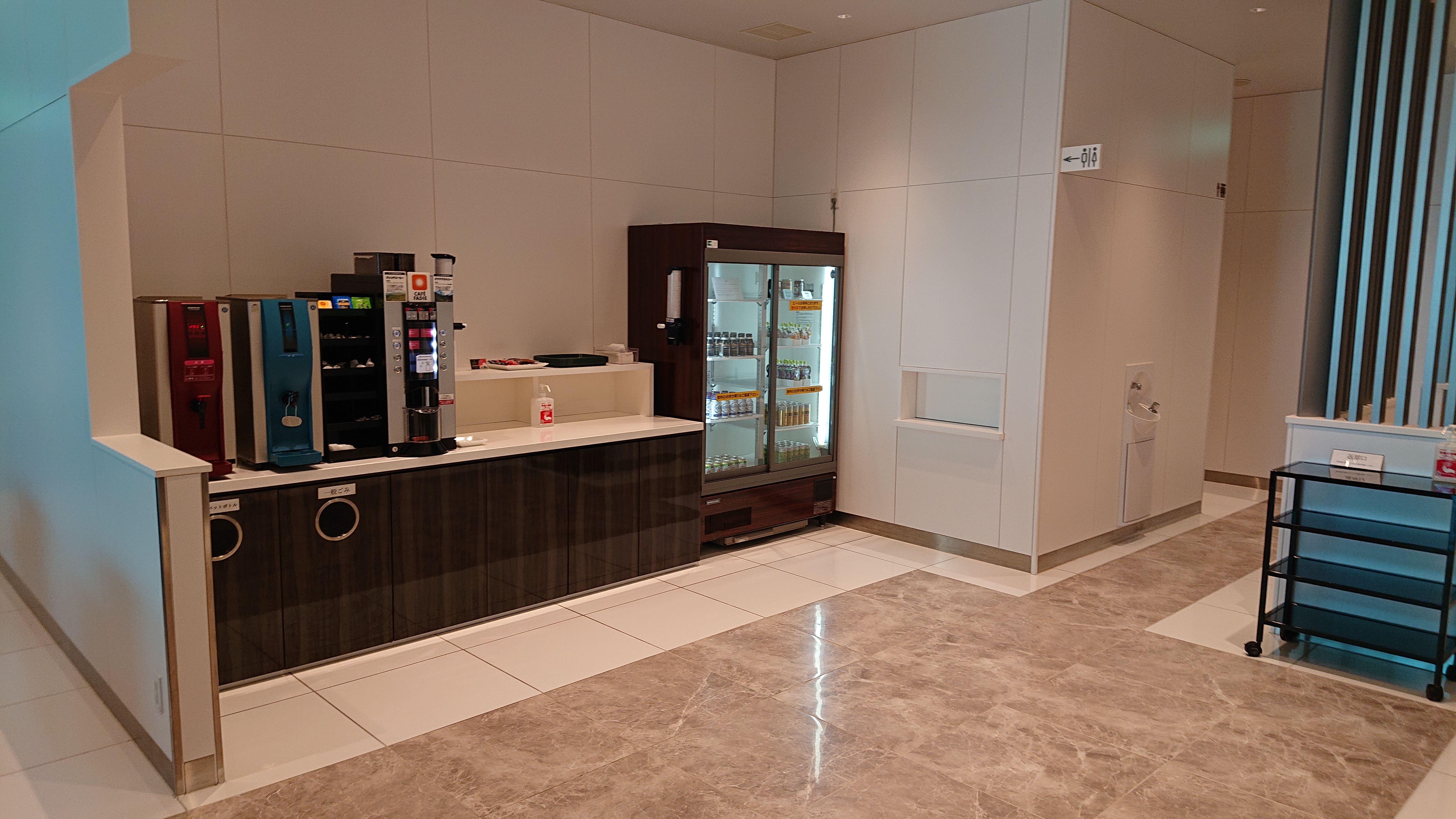 LOUNGE ひまわり內的免費飲料區