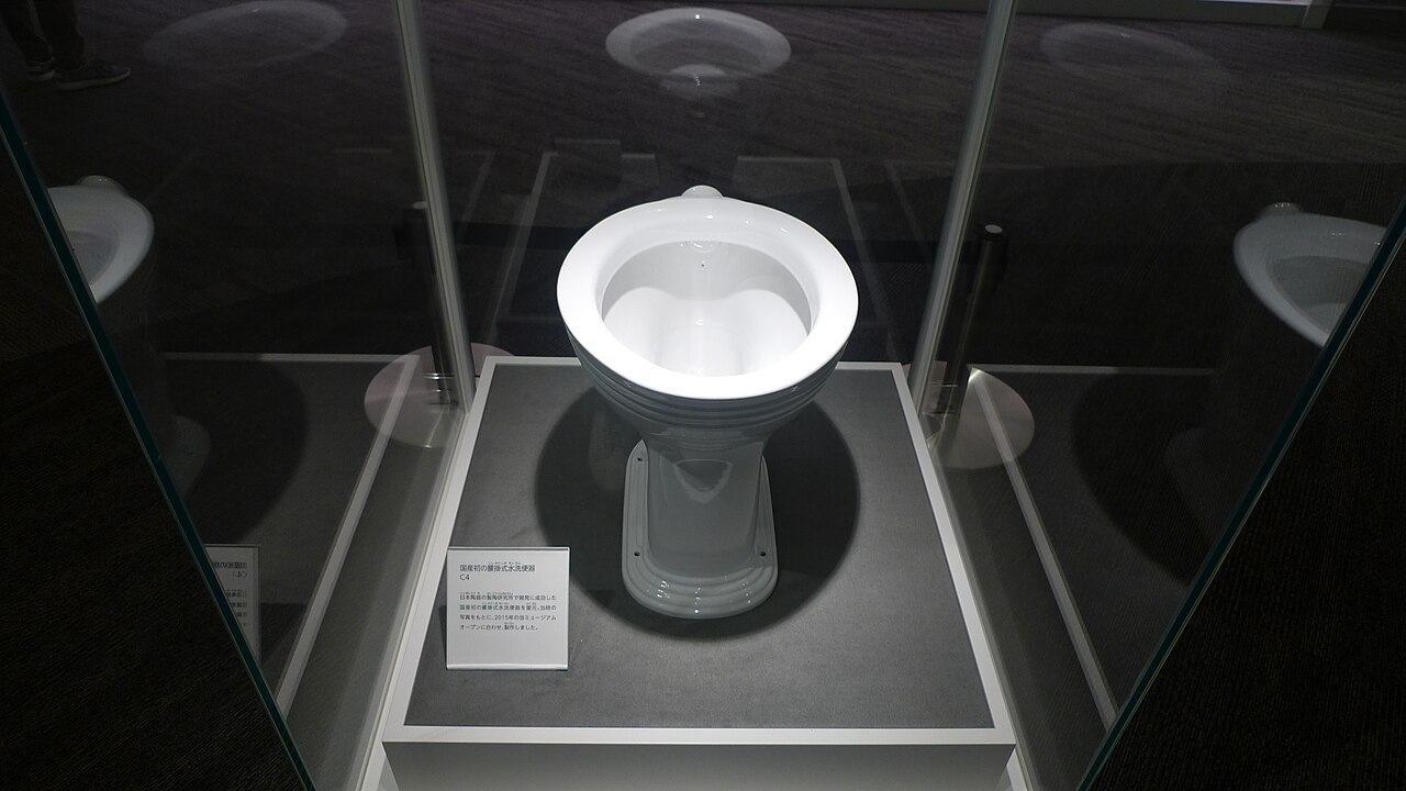玻璃展櫃中陳列的日本首座國產坐式沖水馬桶複原品