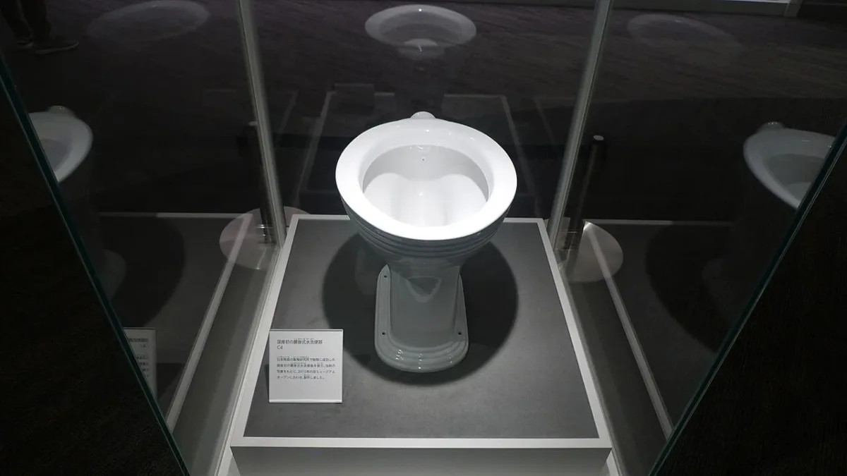 玻璃展櫃中陳列的日本首座國產坐式沖水馬桶複原品