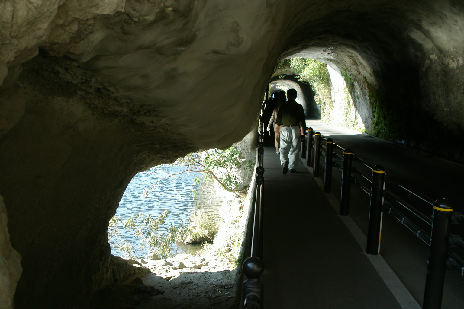 青之洞門內鑿穿岩壁的隧道步道，側邊開出可俯瞰山国川的窗口