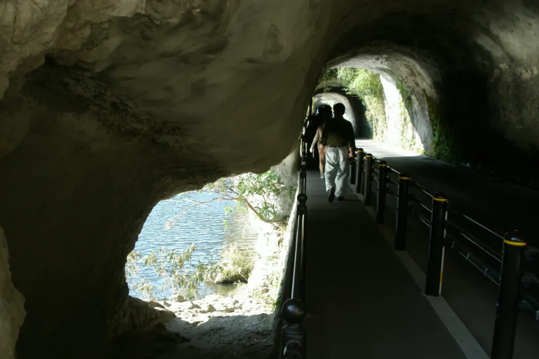 青之洞門內鑿穿岩壁的隧道步道，側邊開出可俯瞰山国川的窗口