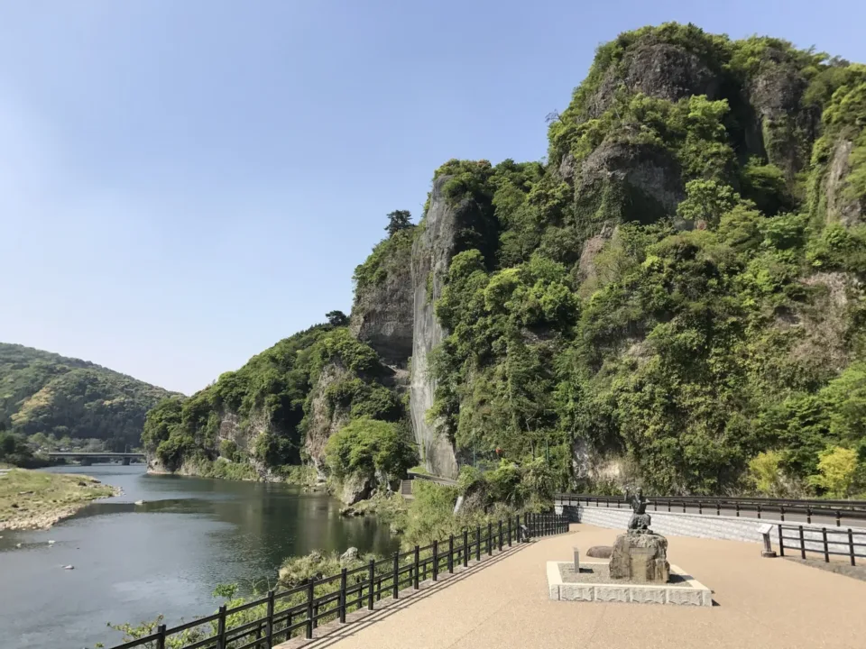 競秀峰絕壁與山国川，岸邊有沿河整備的步道
