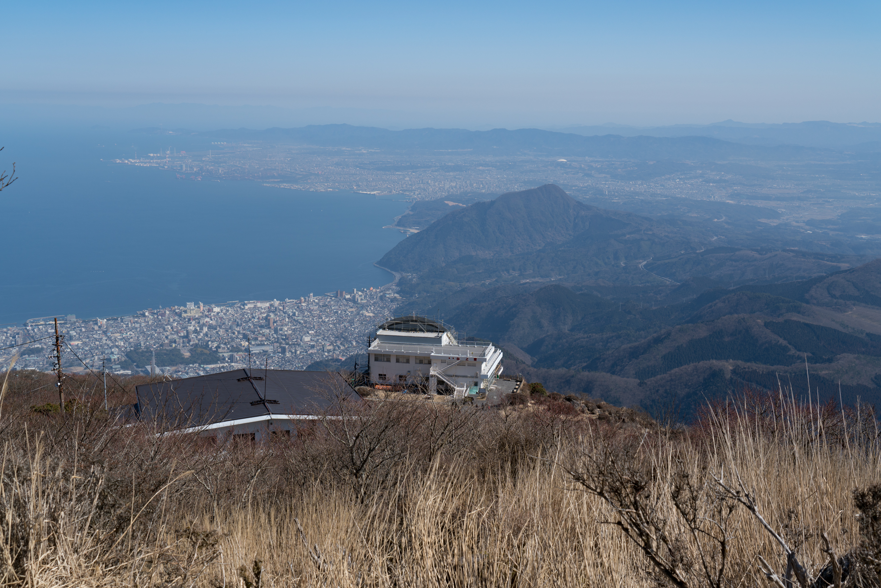 從鶴見岳山頂俯瞰別府市街與別府灣的景色