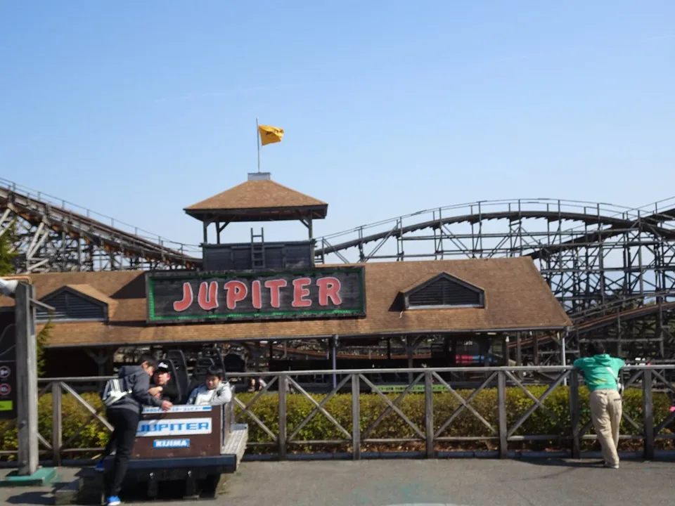 城島高原樂園木製過山車 Jupiter 的入口招牌與後方木造軌道