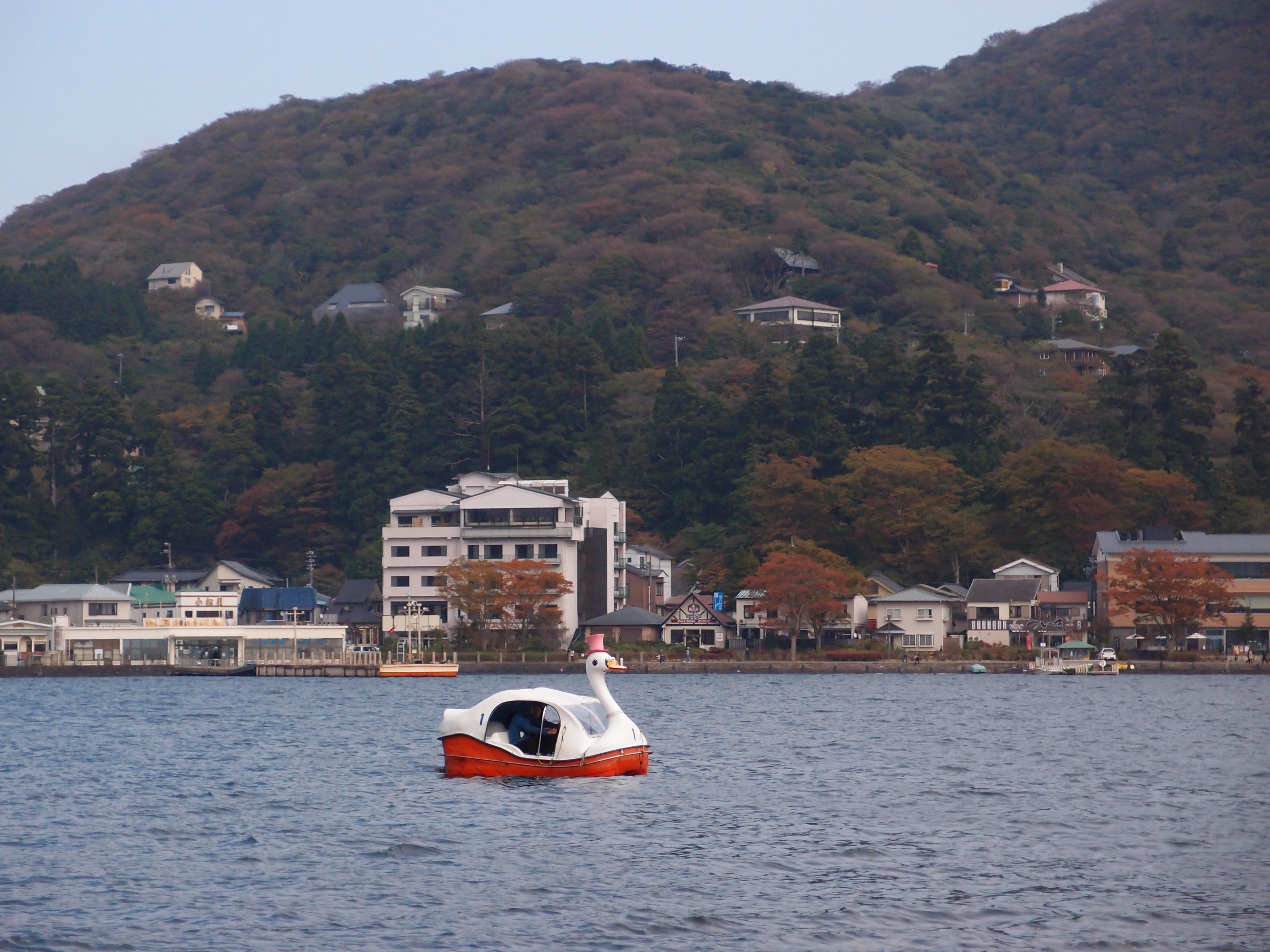 蘆之湖元箱根的湖畔街景與山景