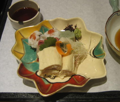 以湯葉為主角的和食擺盤，搭配壽司與沾醬