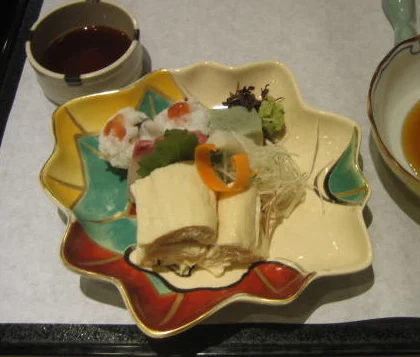 以湯葉為主角的和食擺盤,搭配壽司與沾醬