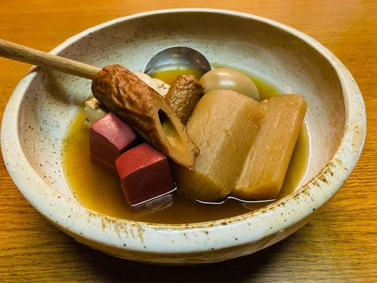 一碗放有蘿蔔、雞蛋、魚板與竹輪的關東煮