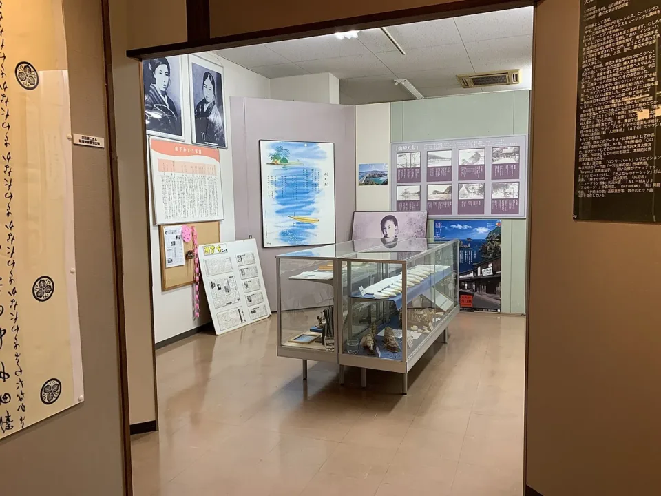 金子美鈴記念館內展示詩人的照片與作品
