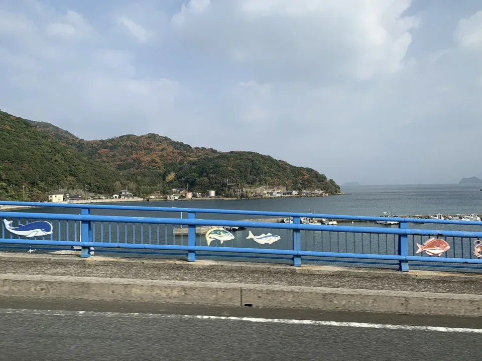 仙崎海岸與漁港，欄杆上繪有鯨魚與魚類圖案