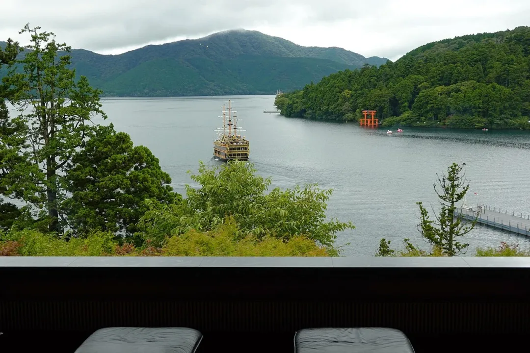 成川美術館休息廊望向蘆之湖,可見遊覽船與湖中紅色鳥居