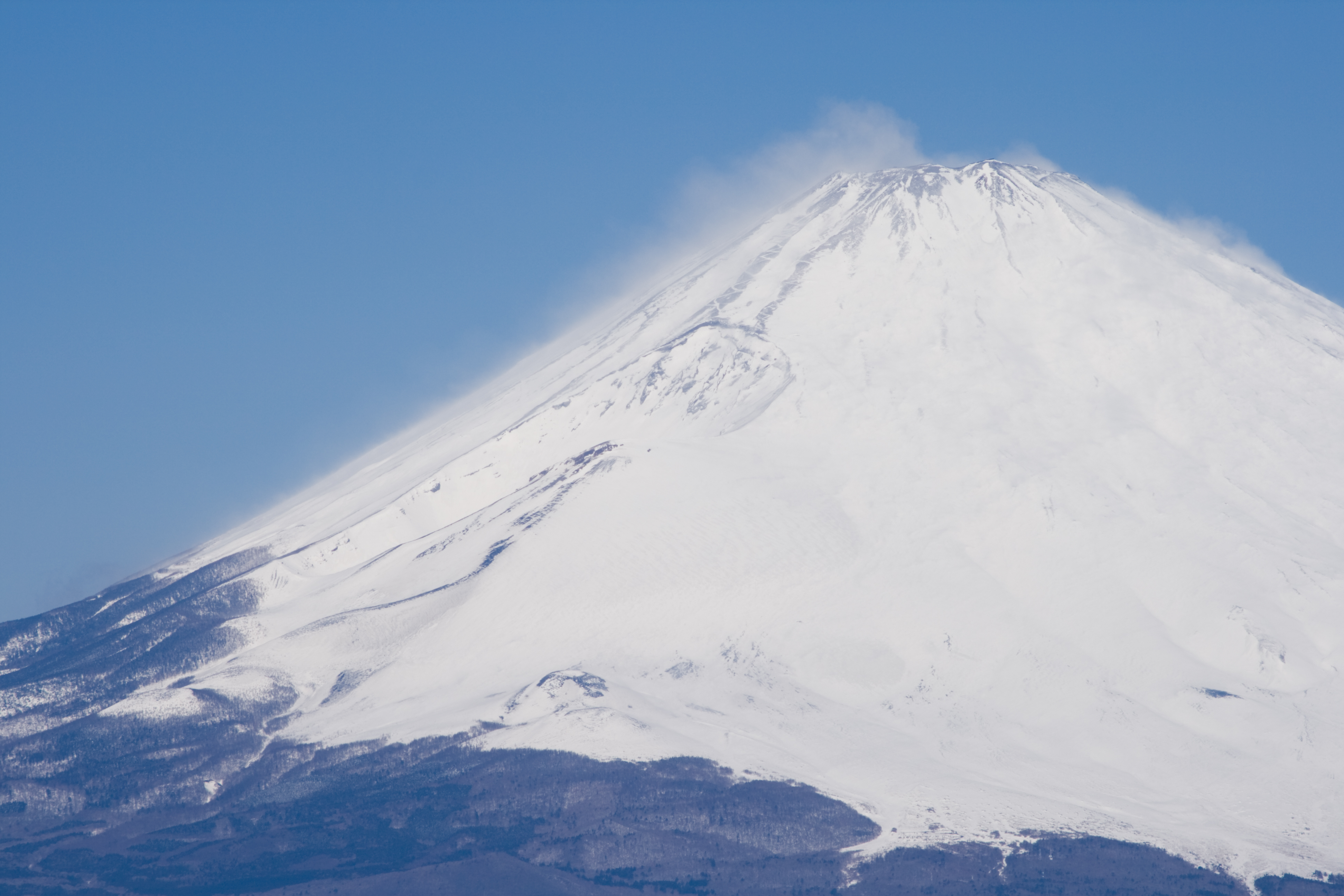 從箱根大涌谷眺望遠方的雪頂富士山