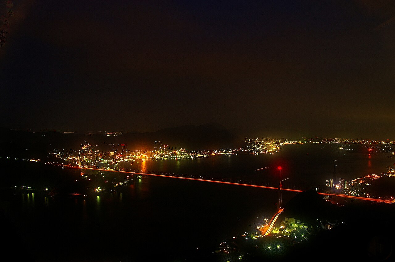 關門海峽與關門大橋的夜景