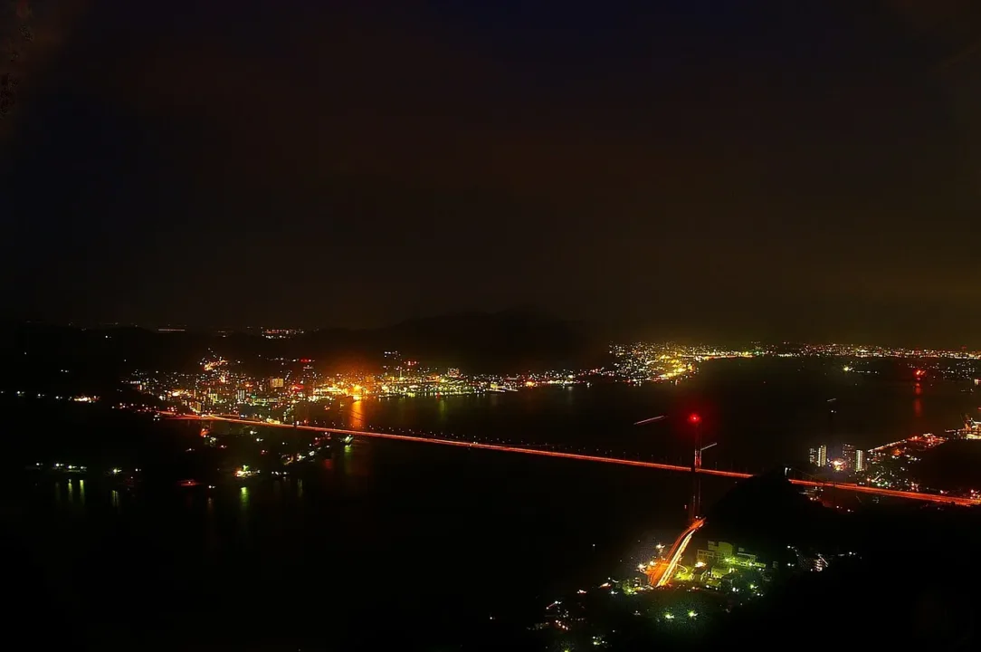 關門海峽與關門大橋的夜景