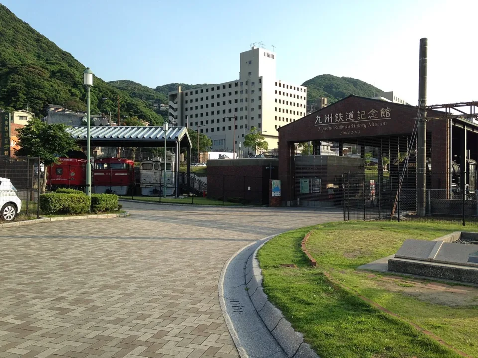 九州鉄道記念館的紅磚建築與戶外展示車輛