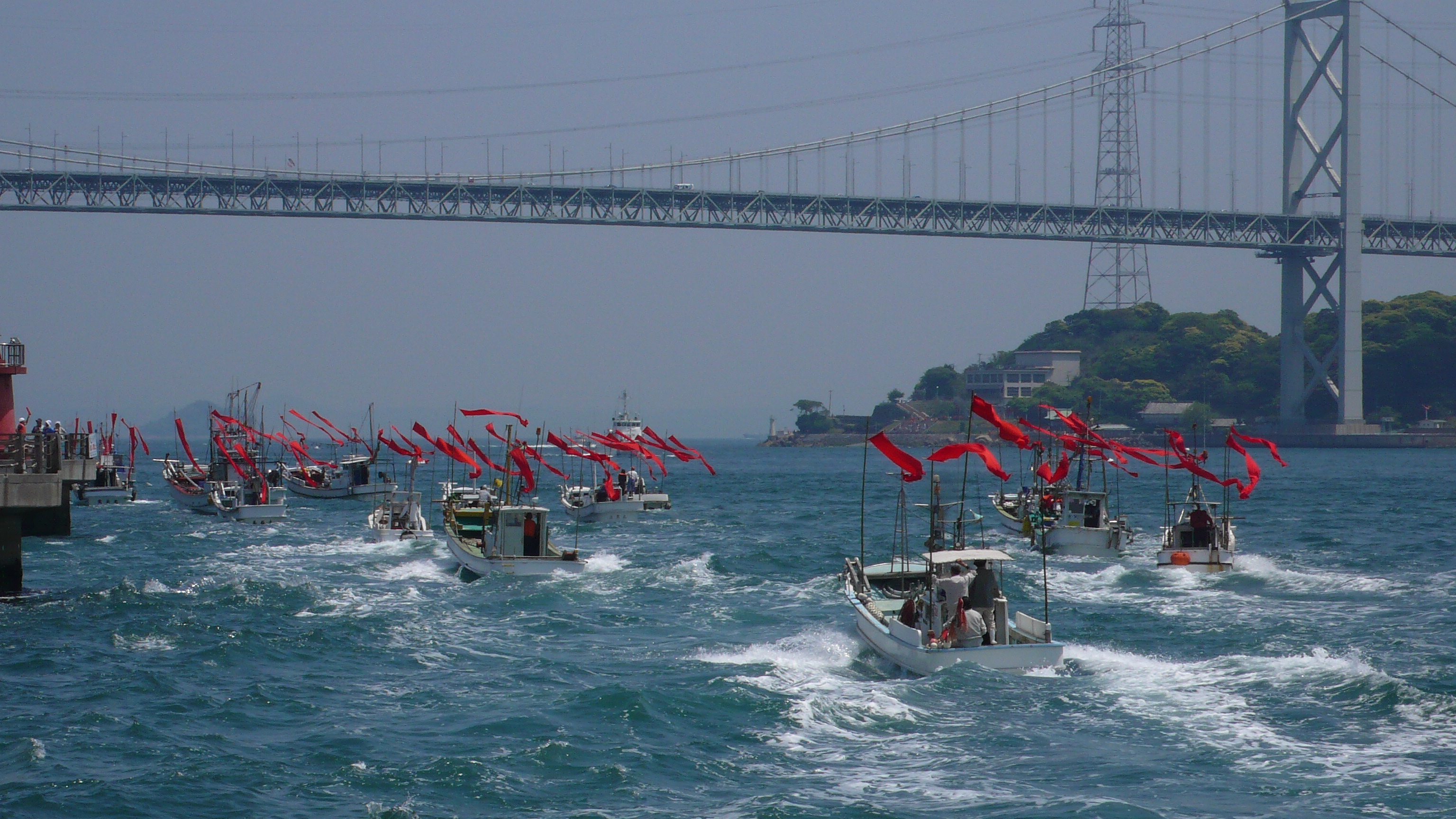 關門海峽上重現源平合戰的下關海峽祭船隊