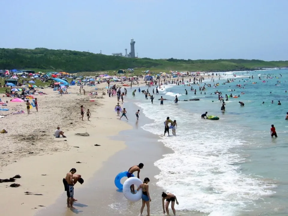 角島大浜海水浴場的白沙與戲水人潮