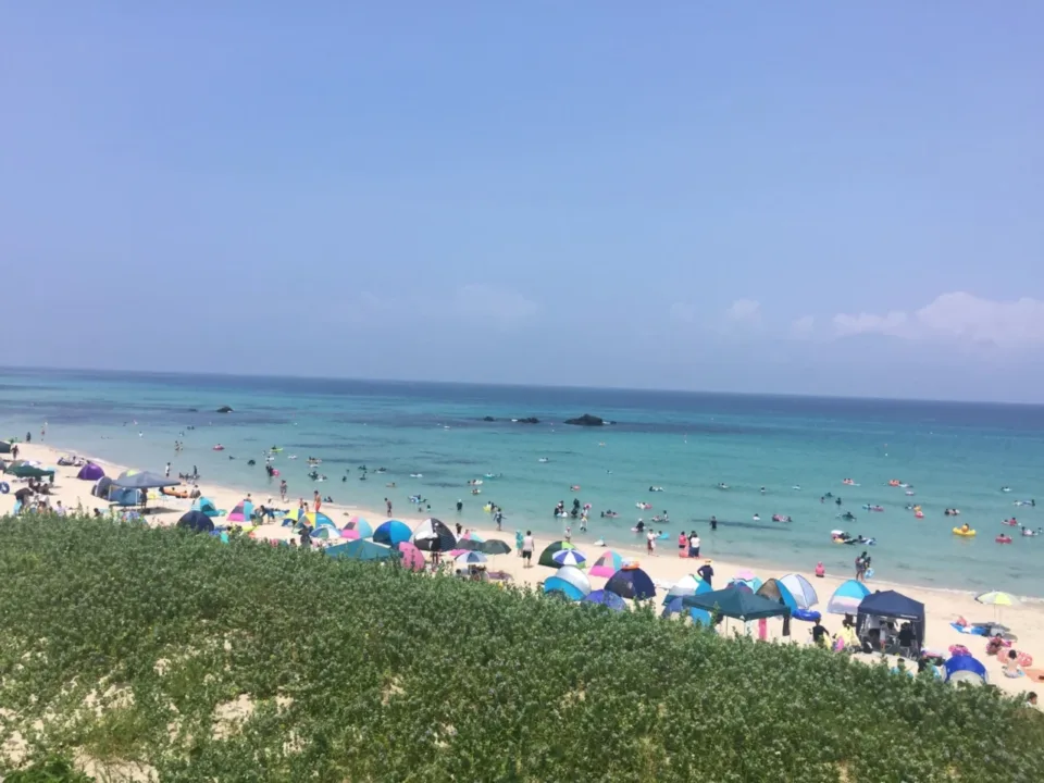 角島鈷藍海灘的湛藍海水與白沙