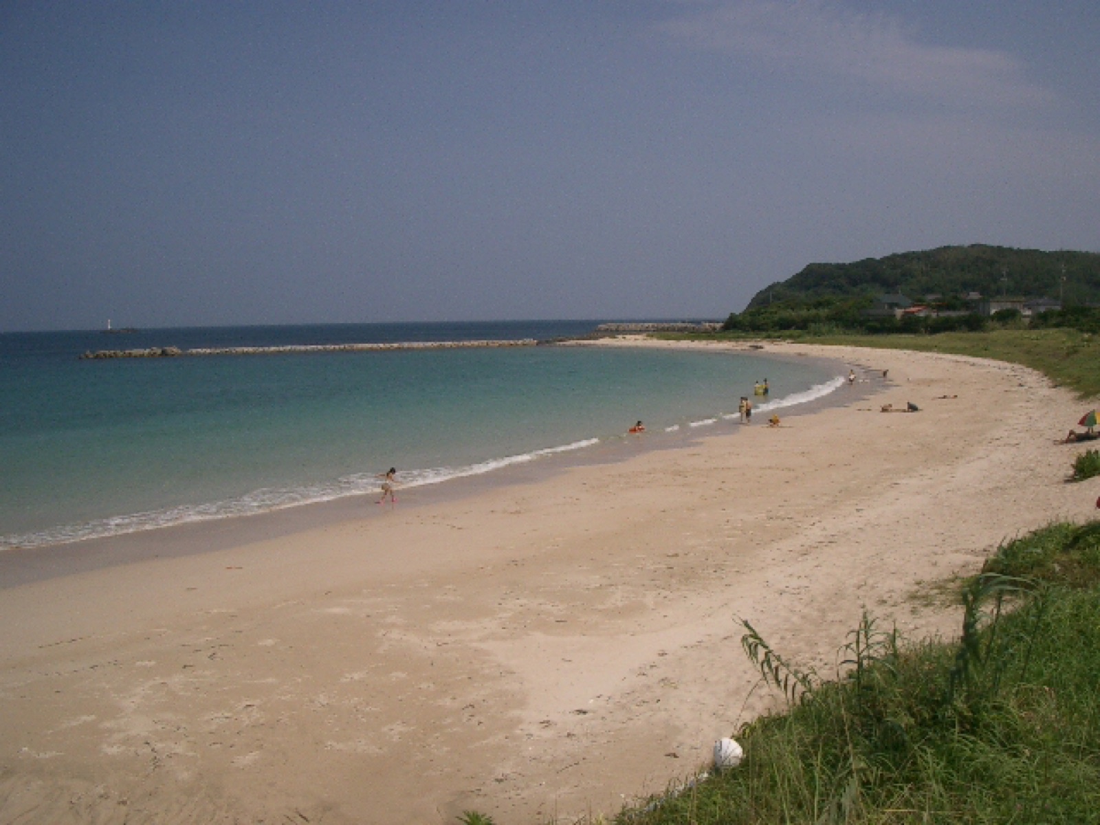 ホワイトビーチ島戸的弧形白沙海岸