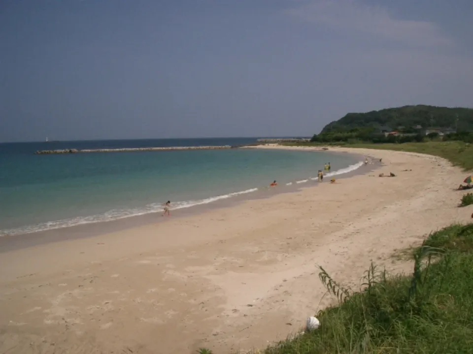 ホワイトビーチ島戸的弧形白沙海岸