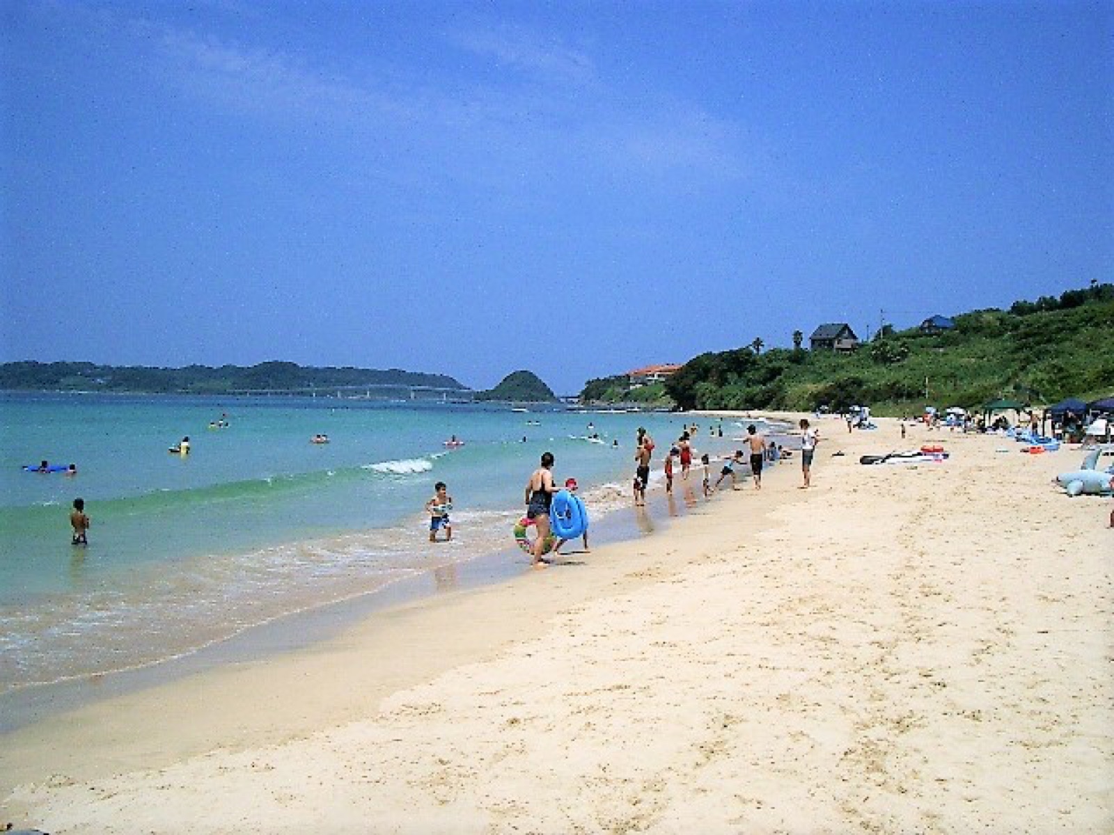 赤田海水浴場的沙灘與戲水人潮