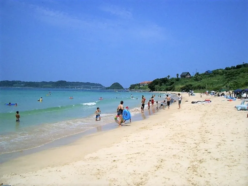 赤田海水浴場的沙灘與戲水人潮