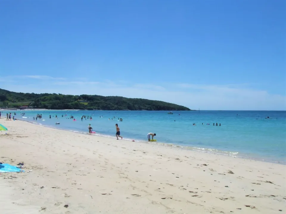 土井ヶ浜海水浴場約一公里長的白沙海岸