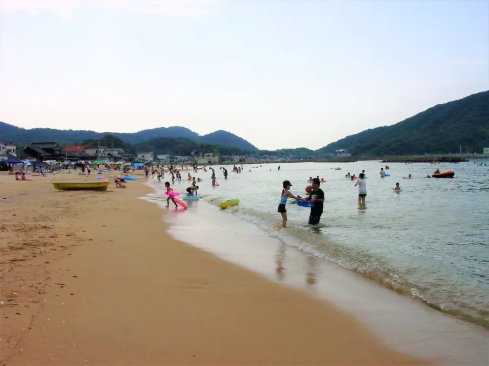 室津海水浴場的沙灘與漁船