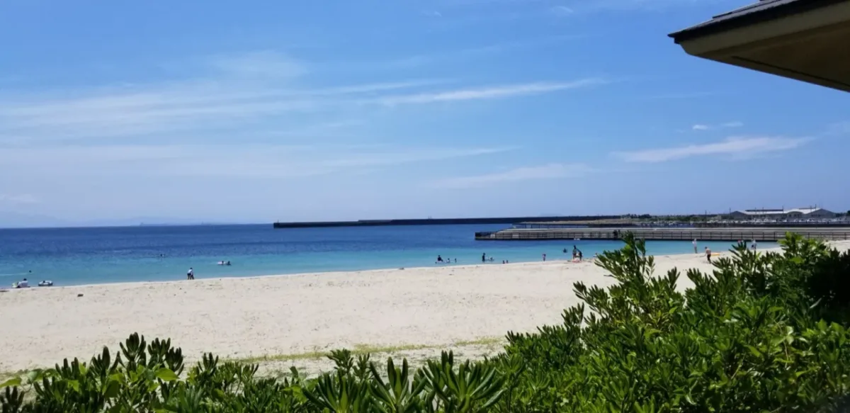 吉母海水浴場的海岸與防波堤