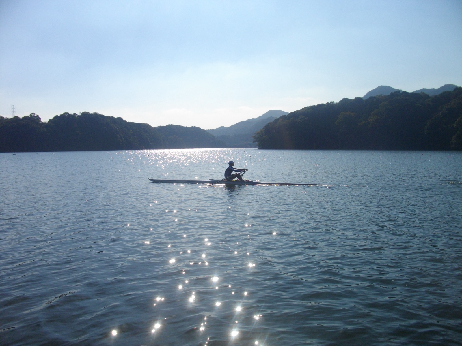 豊田湖湖面與划船身影