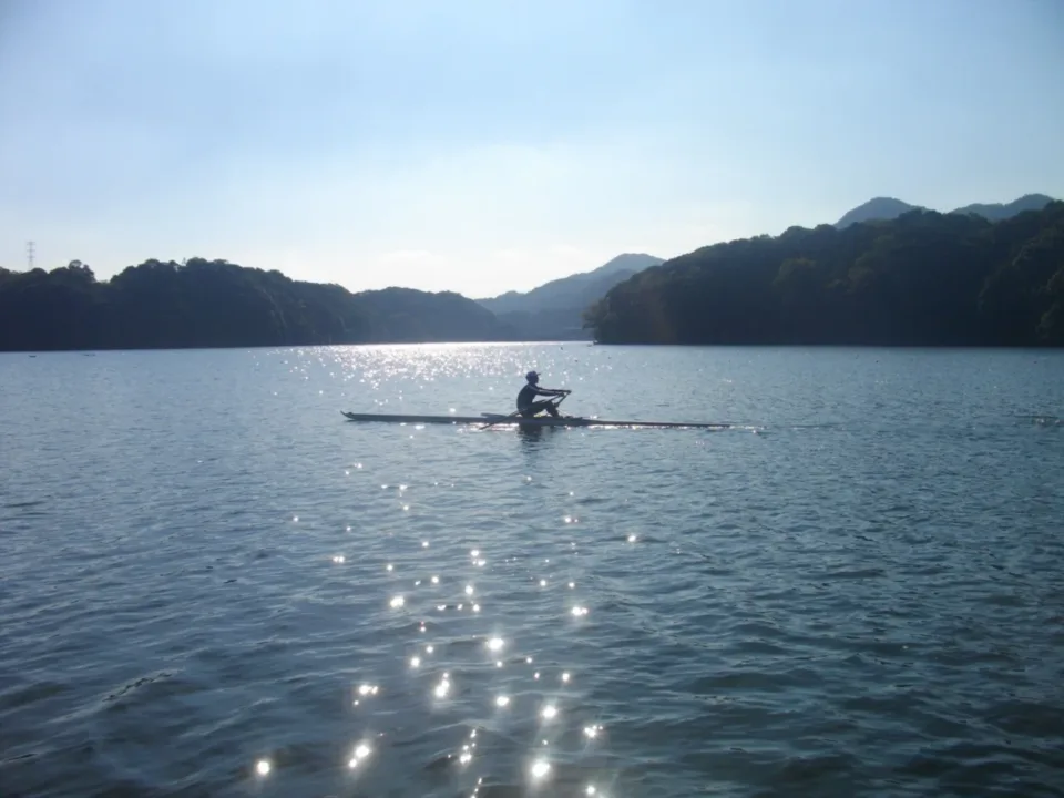 豊田湖湖面與划船身影