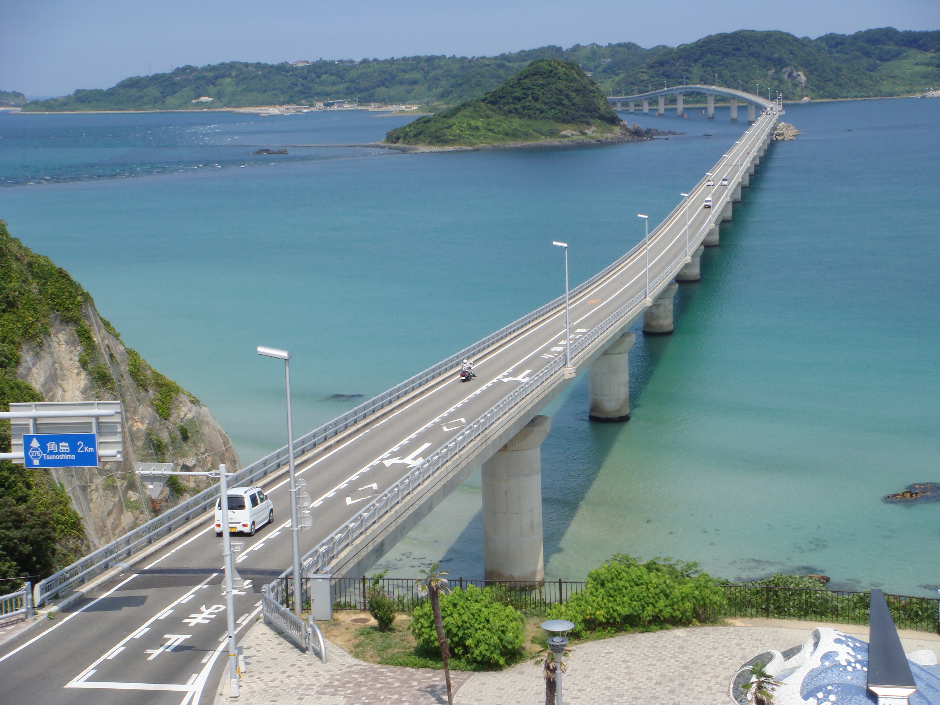 角島大橋伸向鈷藍色大海