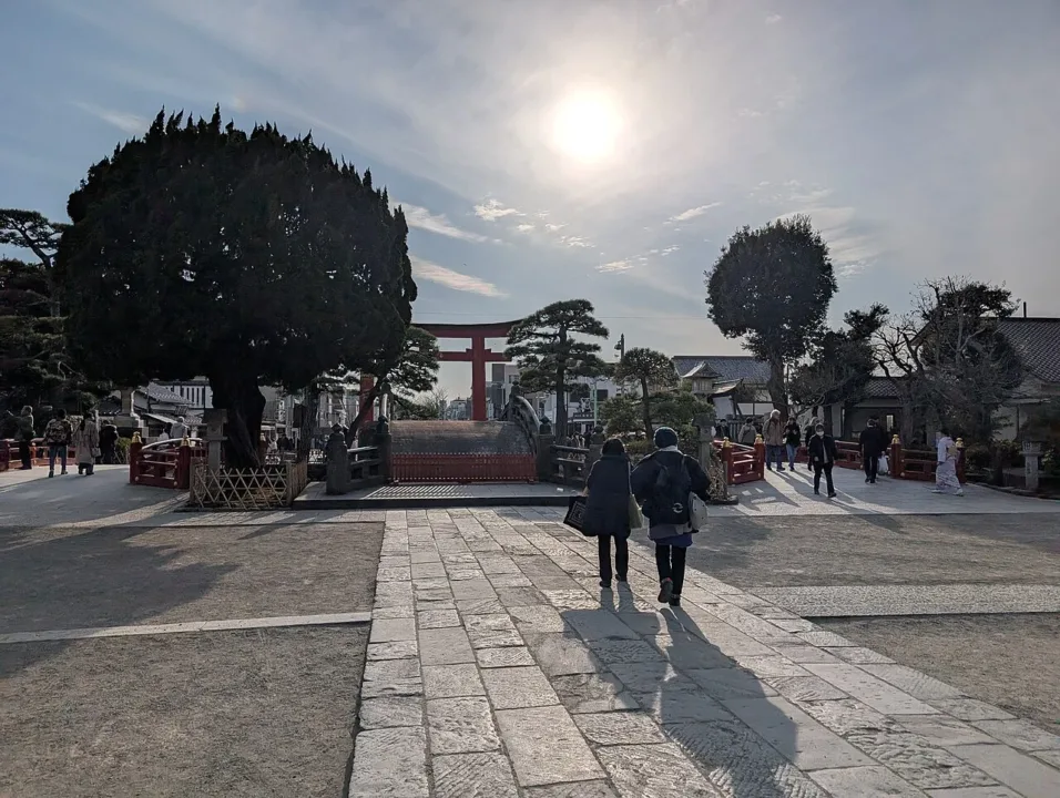 鶴岡八幡宮參道上的紅色鳥居與太鼓橋