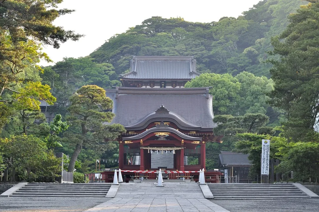 鶴岡八幡宮朱紅色的本宮與寬闊的石階
