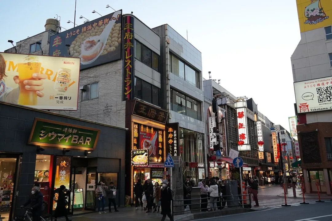 橫濱中華街熱鬧街景與兩旁店家