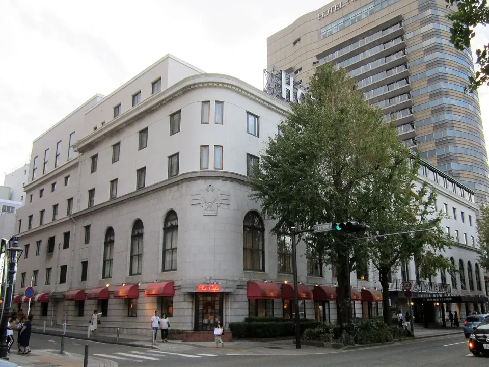 橫濱山下公園旁的經典飯店 Hotel New Grand 外觀