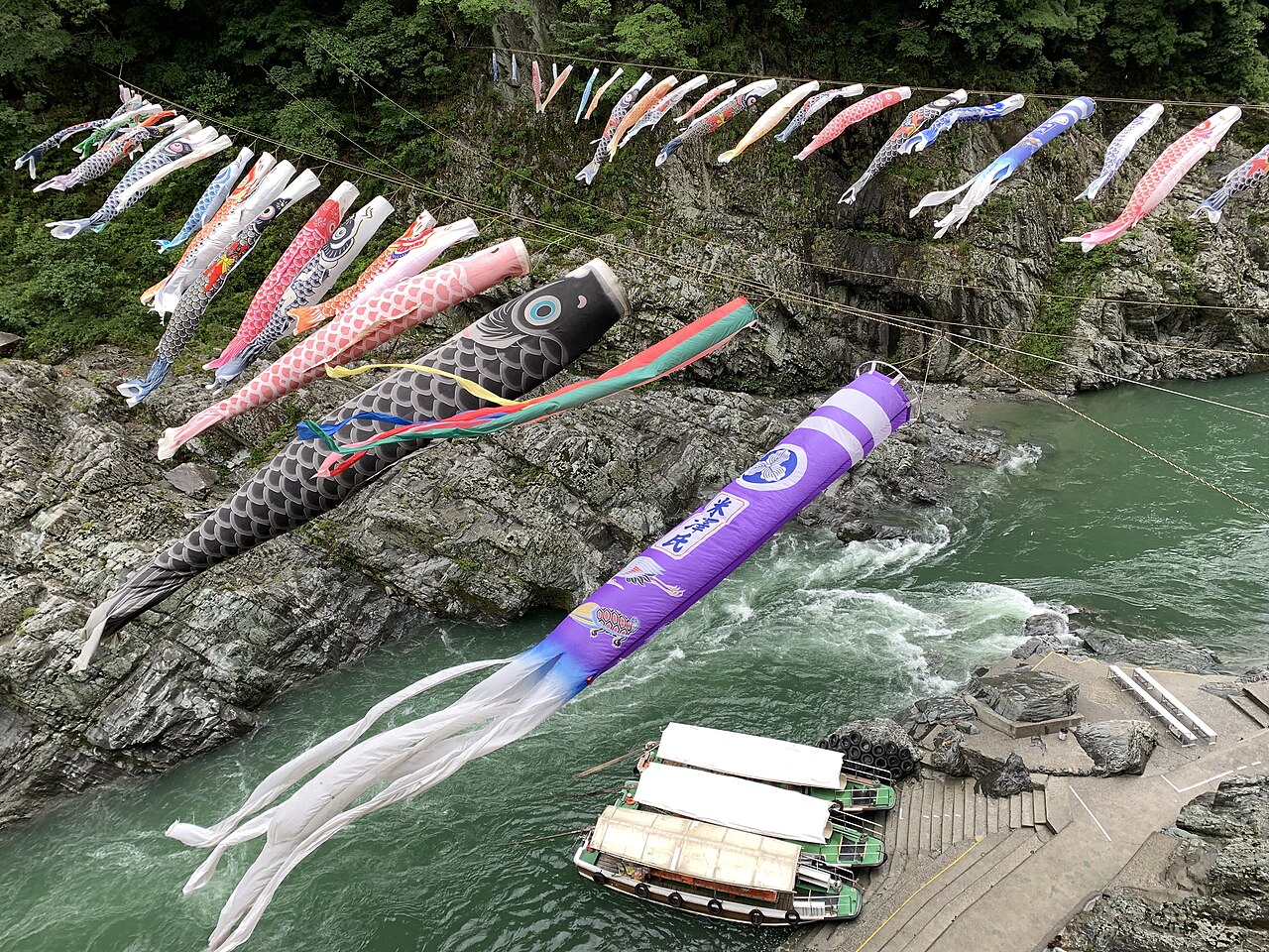 大步危峽上空飄動的鯉魚旗