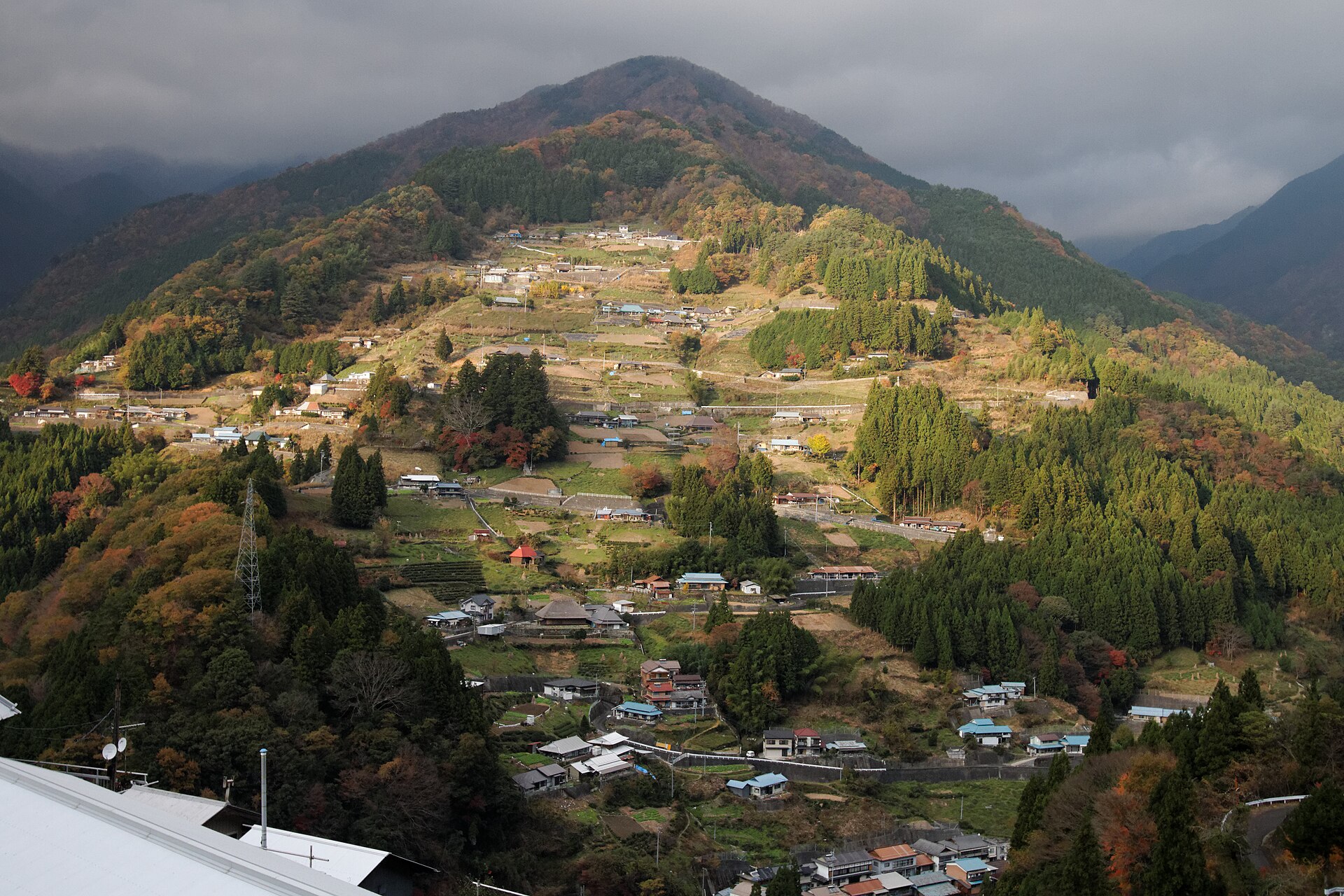 落合集落沿陡峭山坡而建