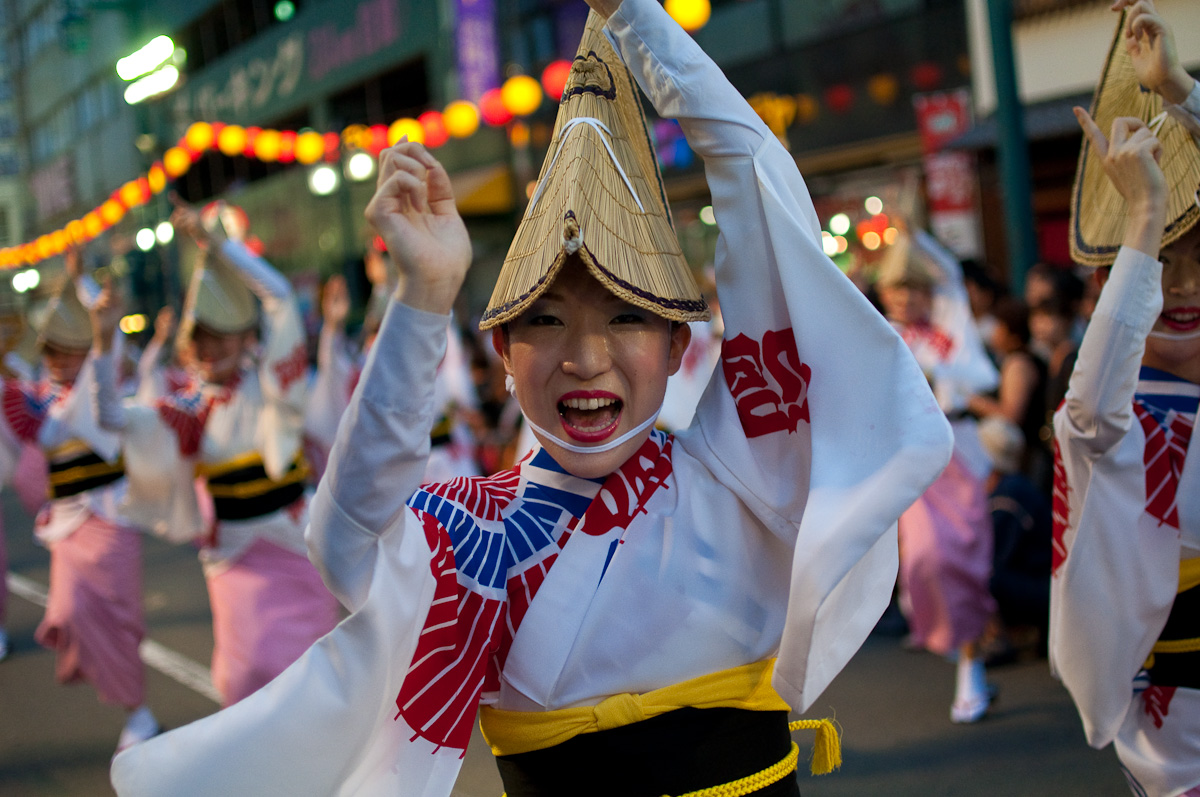 德島市阿波舞祭中戴著半月形草笠、身穿浴衣的女性舞者