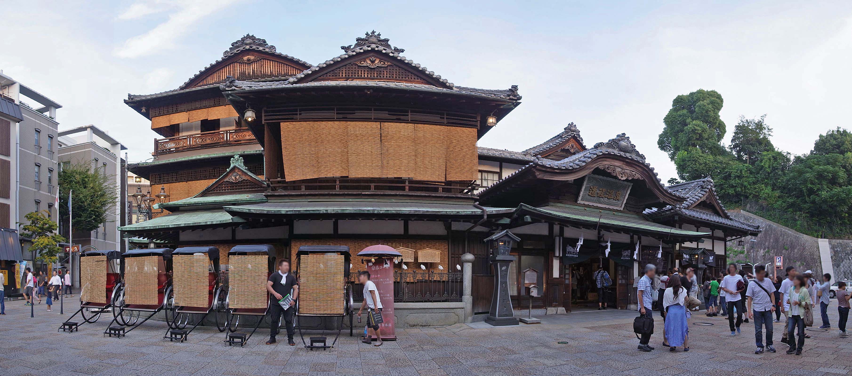 松山市道後溫泉本館的三層木造建築