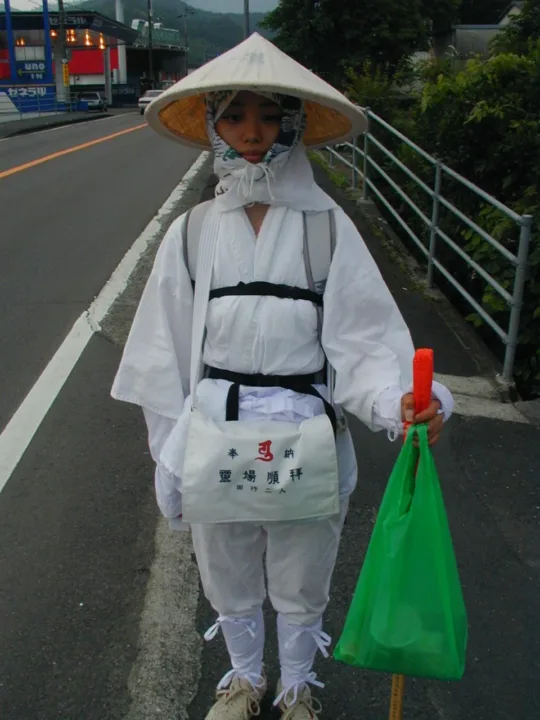 身穿白衣的遍路者在高知岩本寺參拜