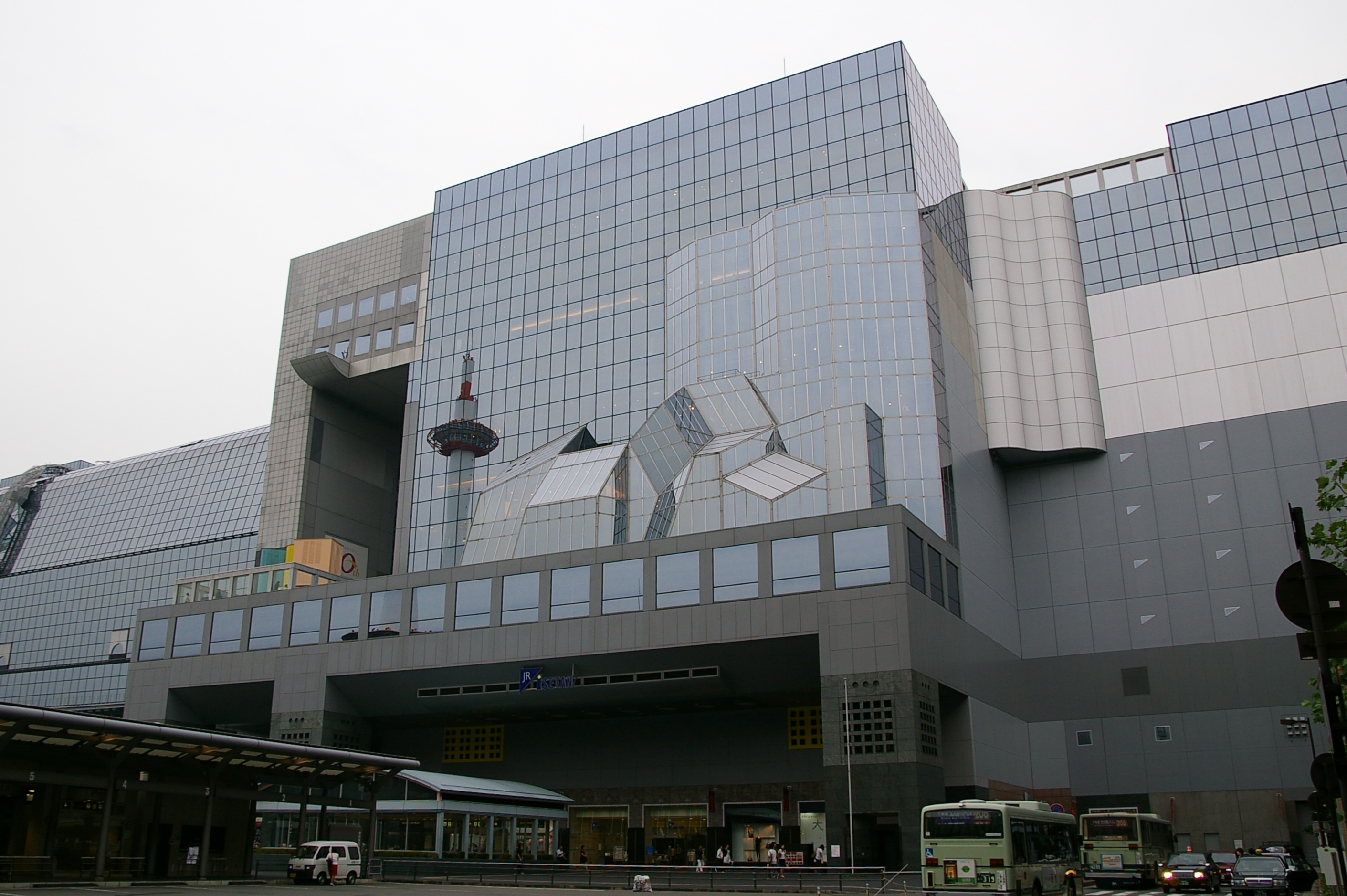 JR 京都伊勢丹外觀，與 JR 京都站直通