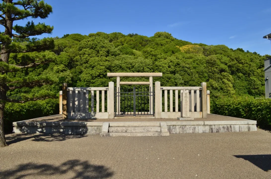 白鳥陵古墳（軽里大塚古墳）的拝所