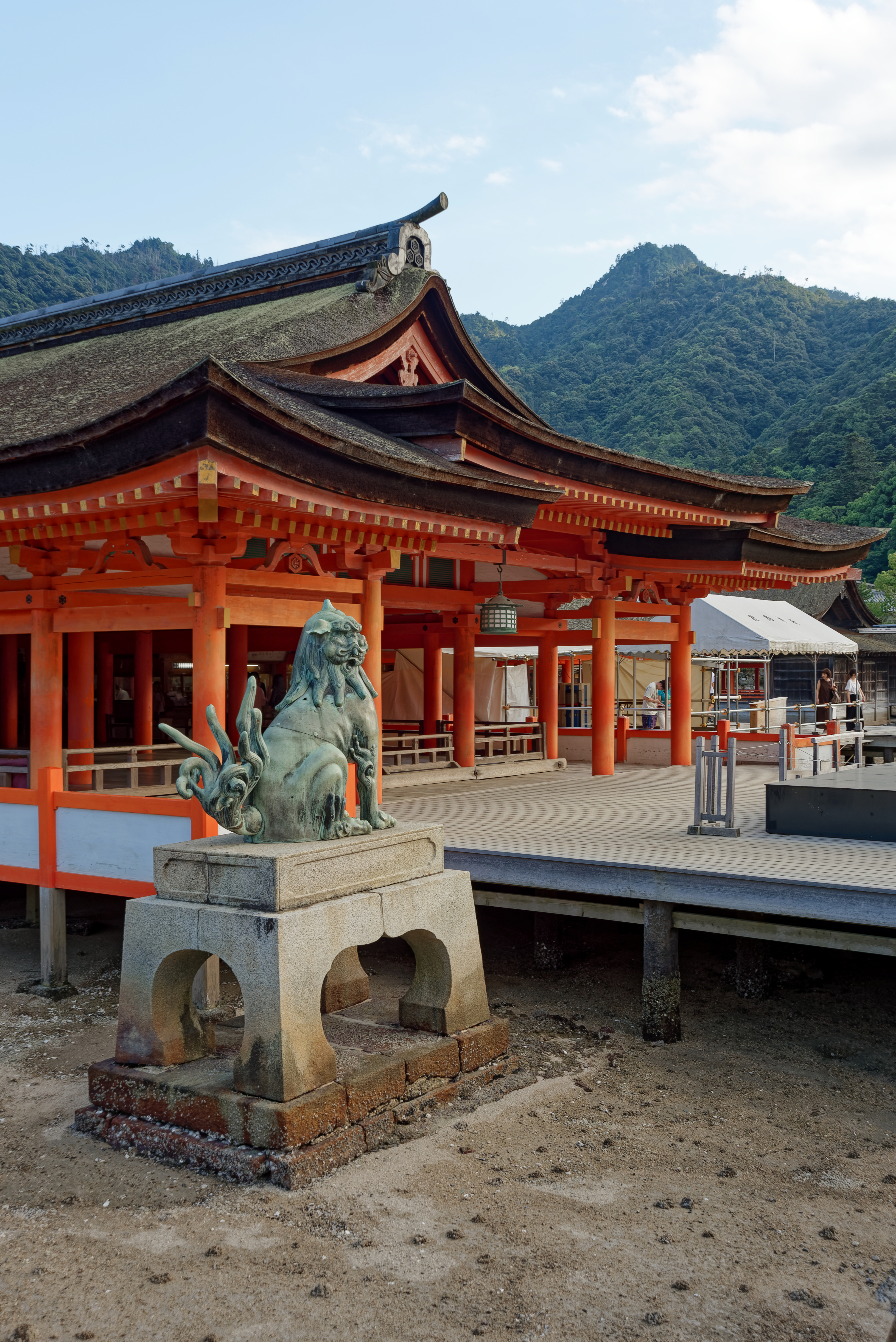 嚴島神社建於海上的朱紅色本殿與迴廊