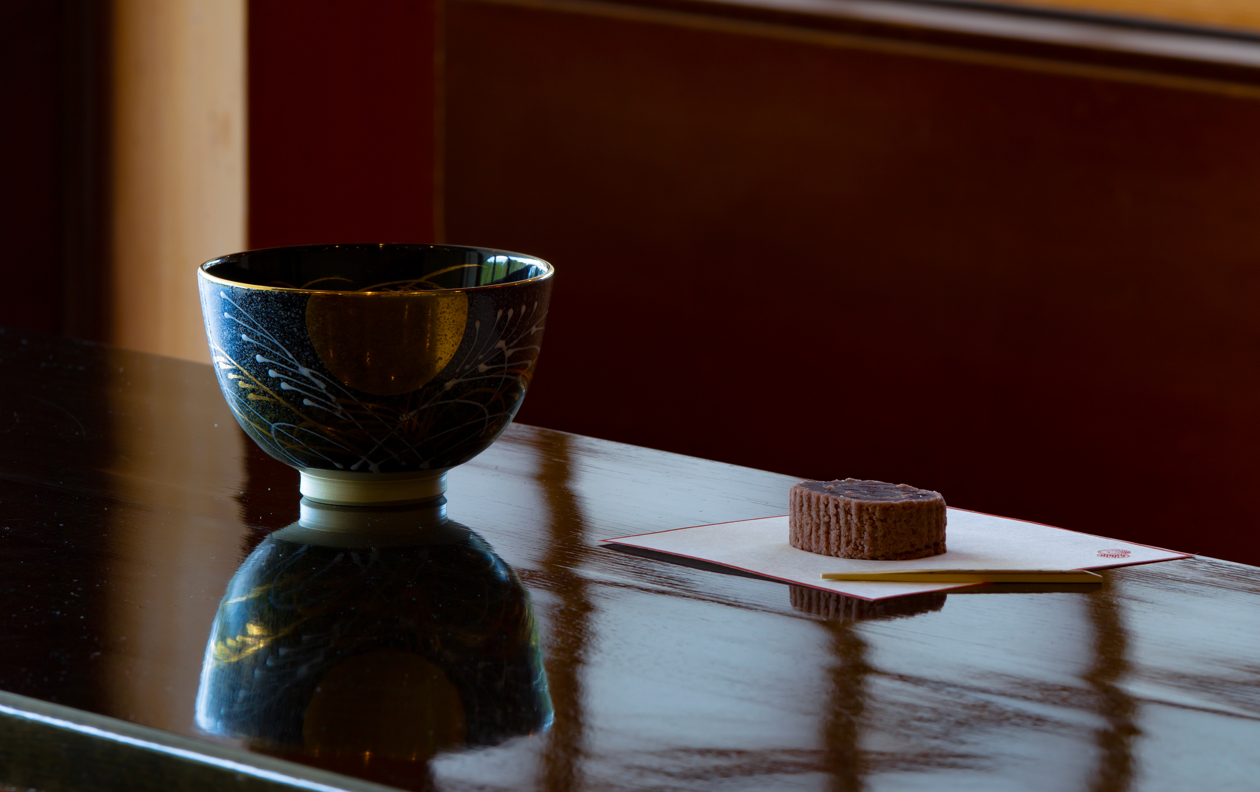 茶室內的一碗抹茶與和菓子