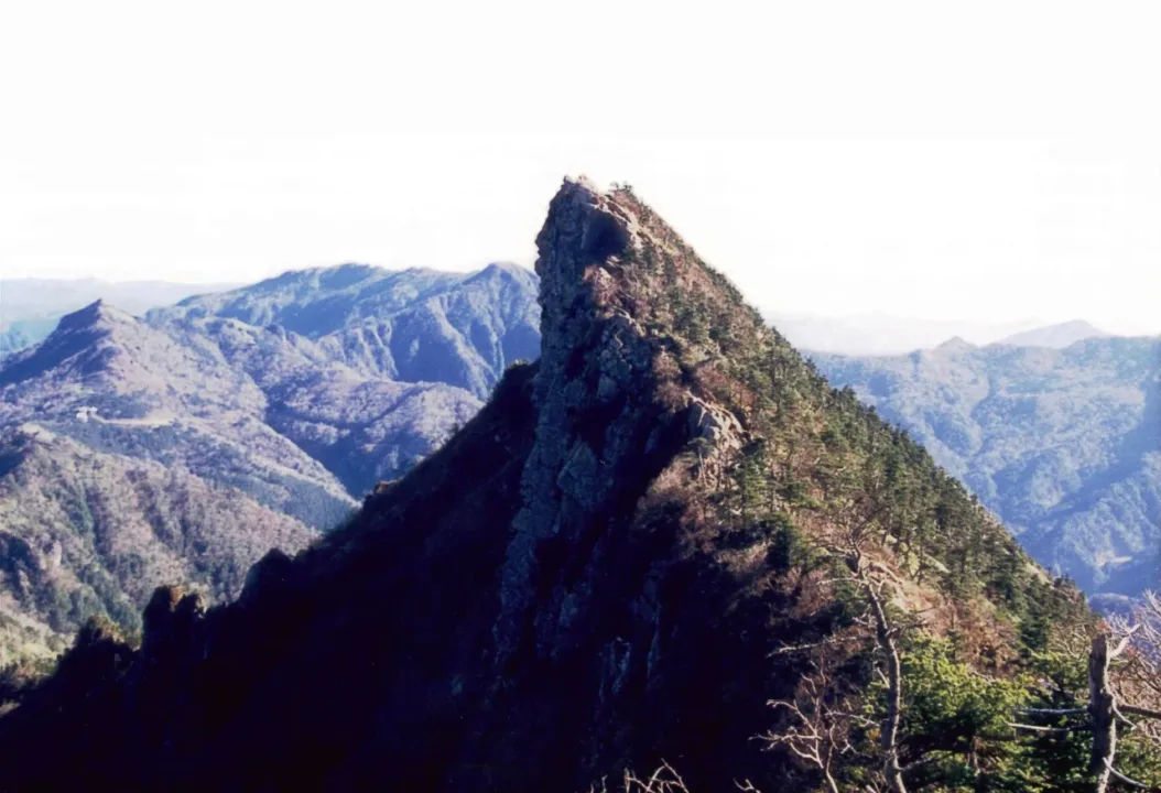 西日本最高峰石鎚山的稜線